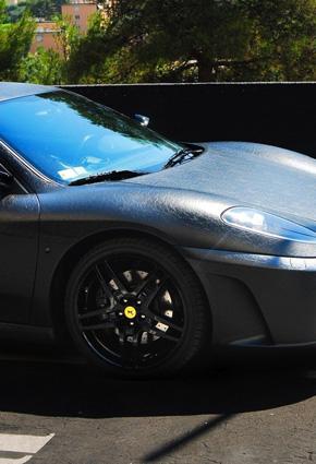 "فيراري F430" مغطاة بالجلد تثير الدهشة